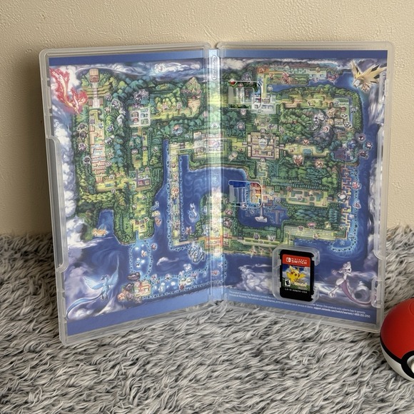 Pokemon Let's Go Pikachu - Nintendo Switch - With Poké ball Controller - Picture 2 of 6